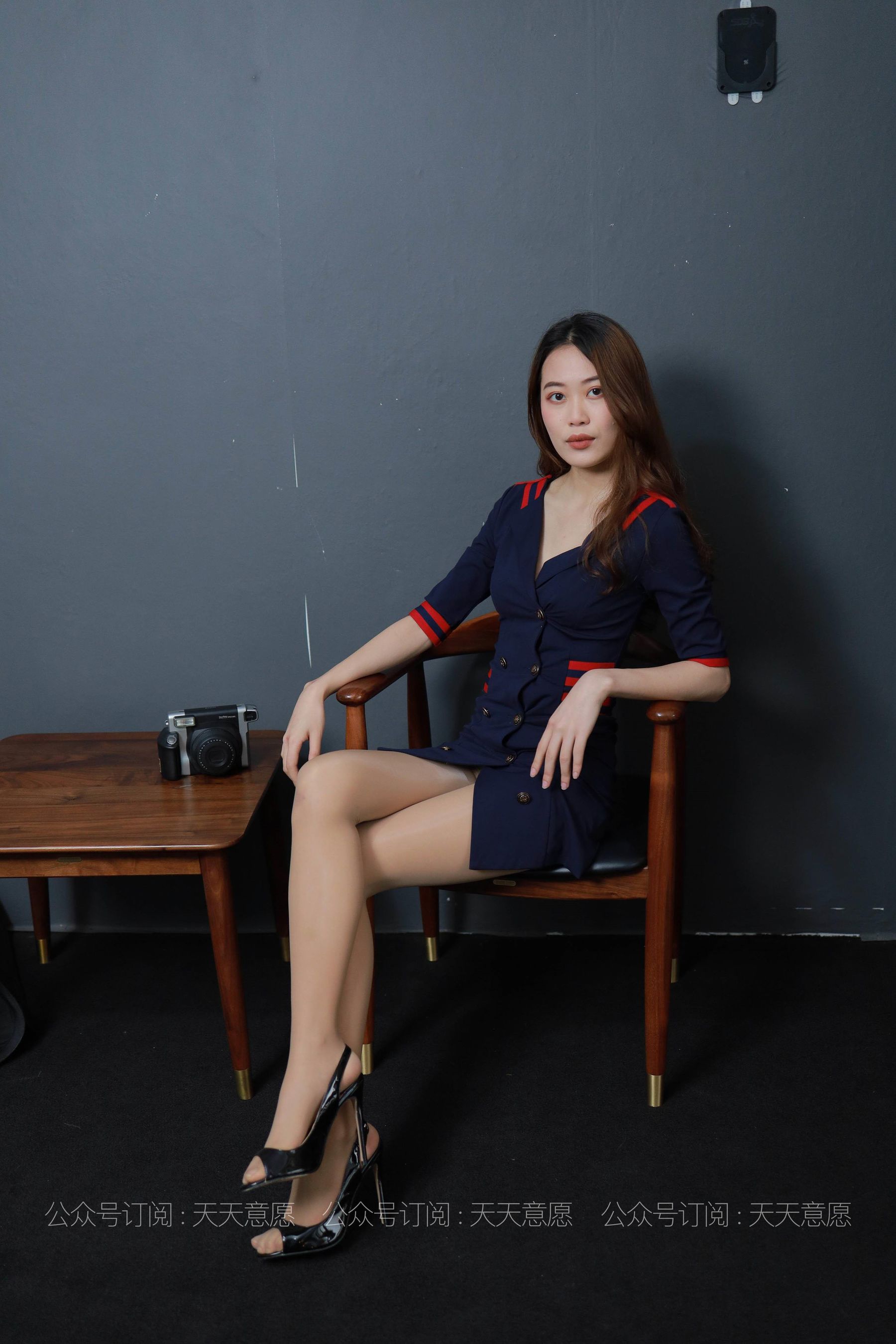 [IESS异思趣向] 丝享家 797：肉肉《大长腿超短裙》-奶仔圈
