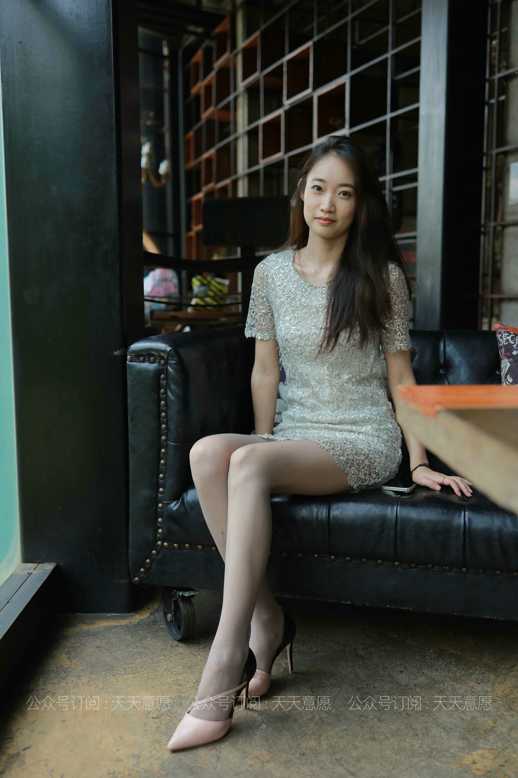 [IESS异思趣向] 丝享家 821：新人小高《初次见面》美腿丝袜套图-奶仔圈