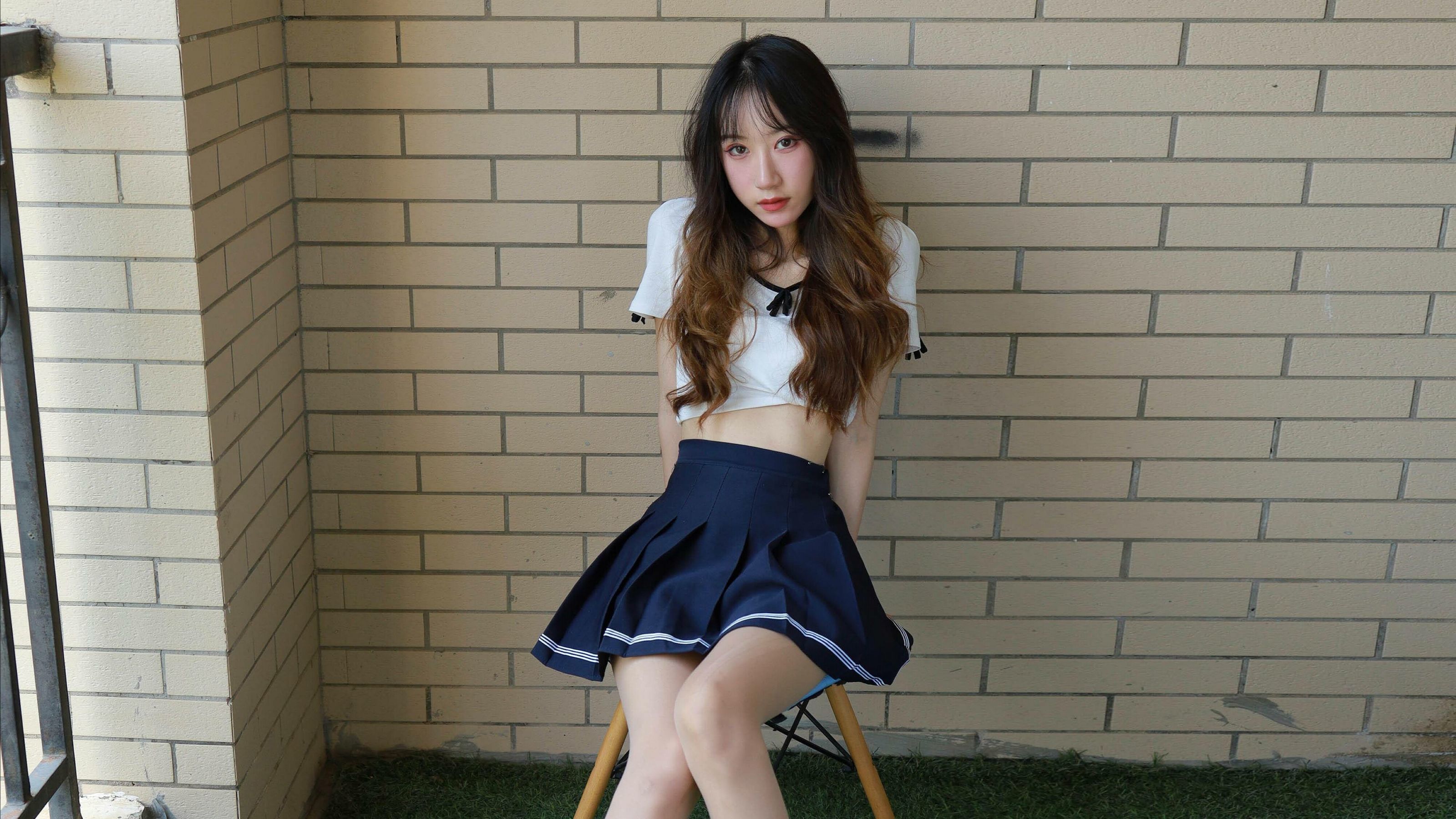 [IESS异思趣向] 丝享家 823：怡怡《长腿少女 新人报道》 丝袜美腿套图-奶仔圈
