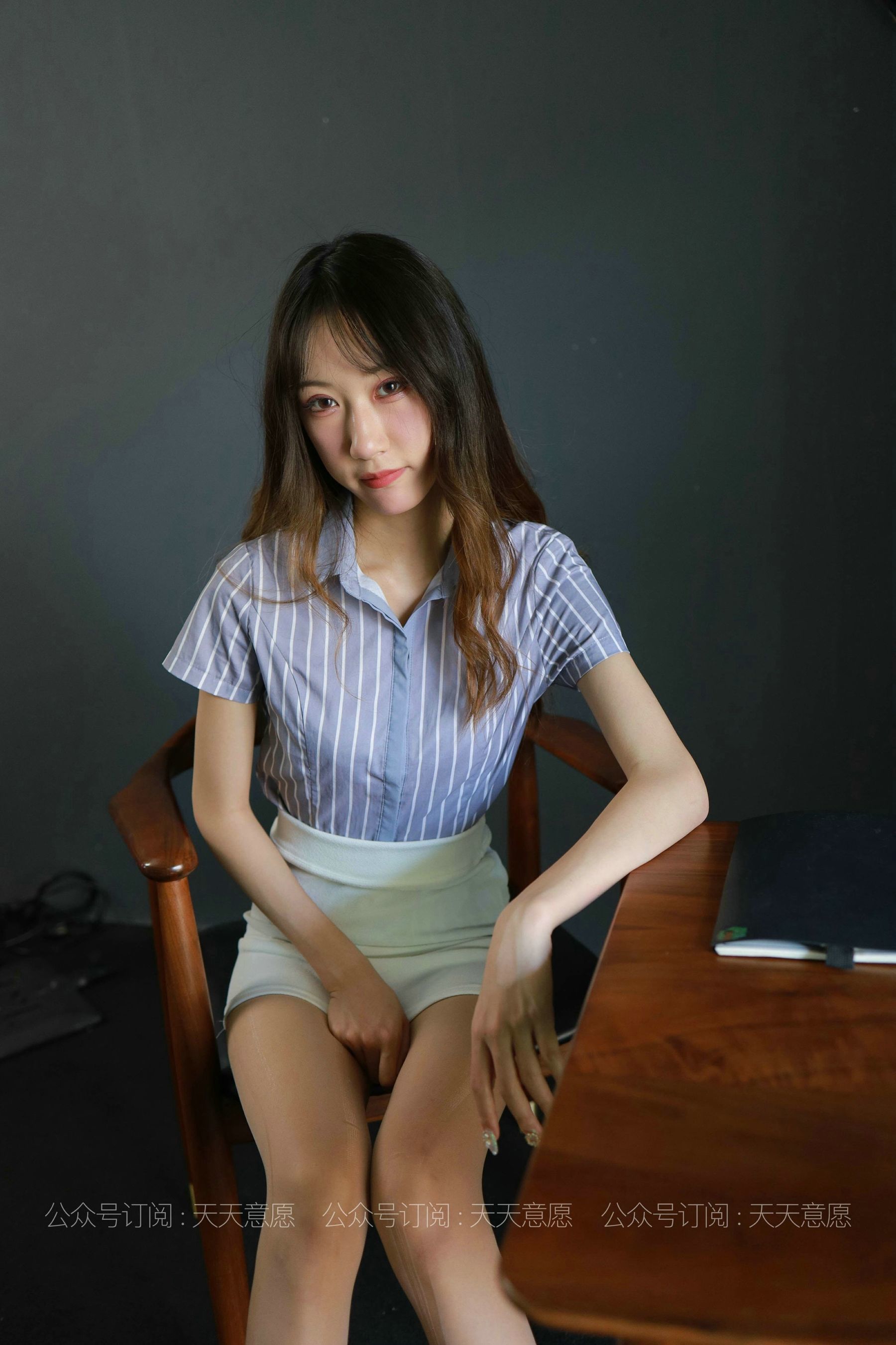 [IESS异思趣向] 丝享家829：怡怡《长腿实习生》 丝袜美腿套图_第3张