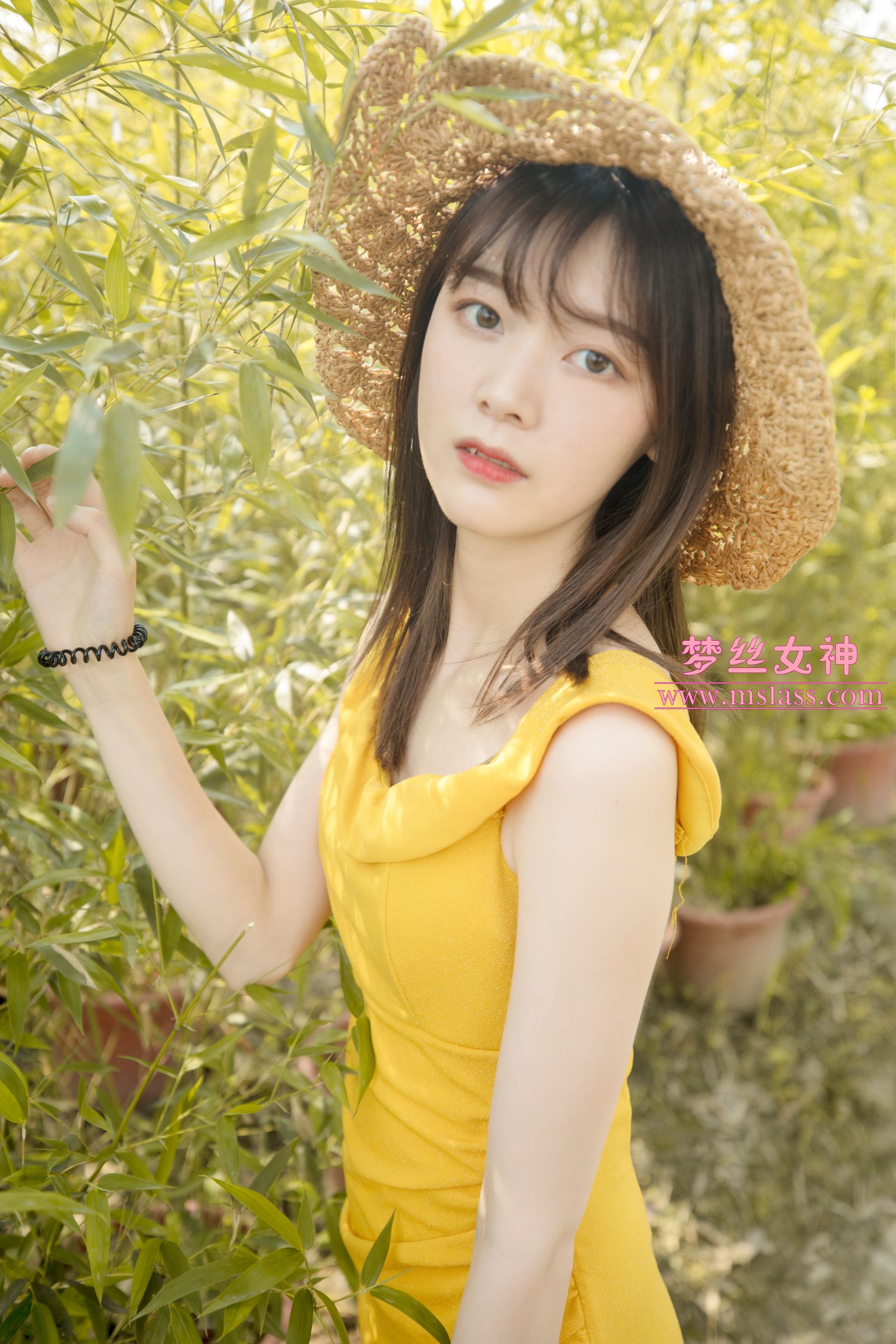 [梦丝女神MSLASS]  张思敏 甜甜的丝袜美腿_第2张