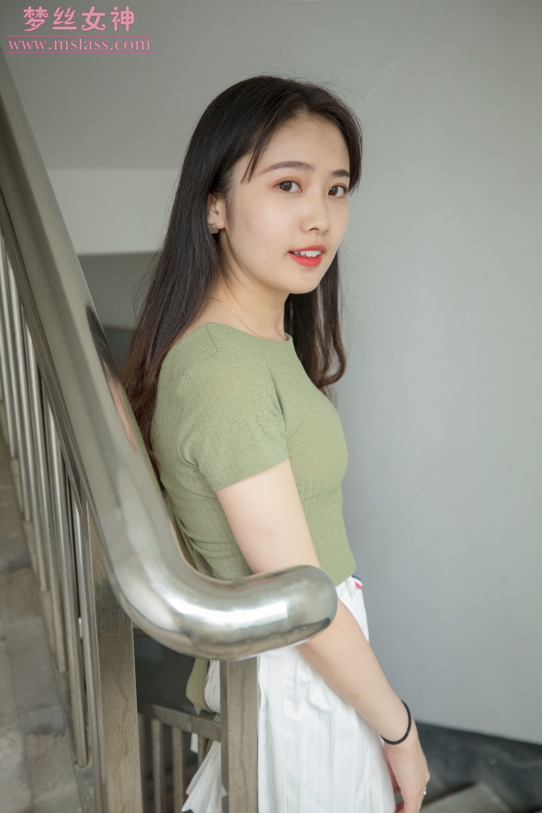 [梦丝女神MSLASS]  柳儿 侧颜太美的小姐姐_第2张