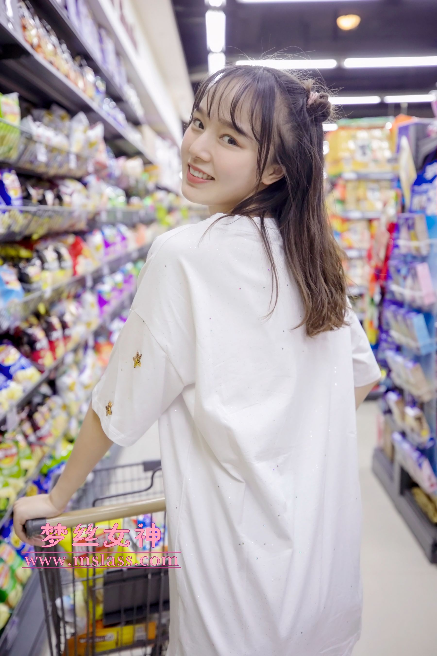 [梦丝女神MSLASS]  玥玥 超市的吃货少女_第2张