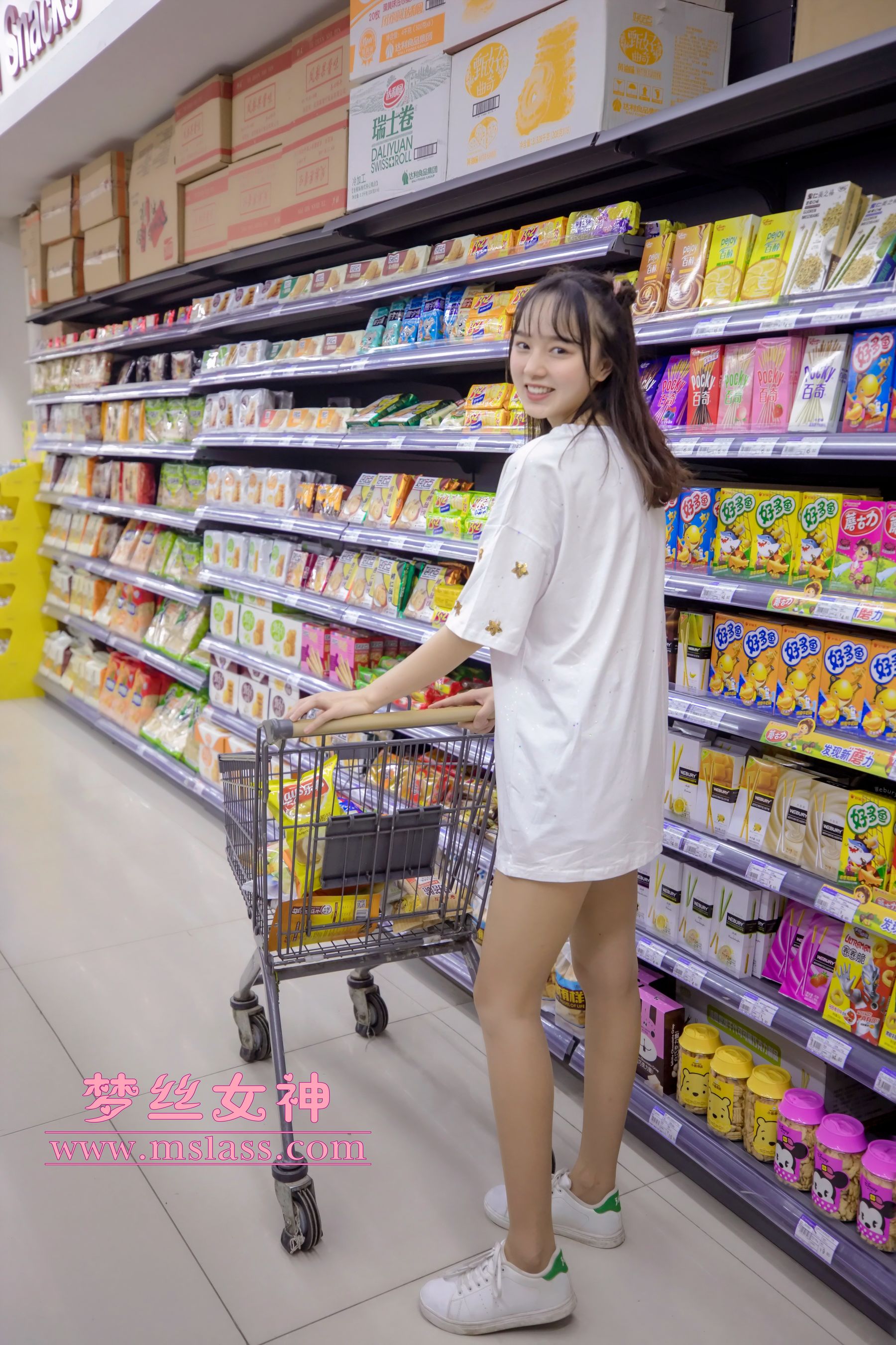 [梦丝女神MSLASS]  玥玥 超市的吃货少女_第3张