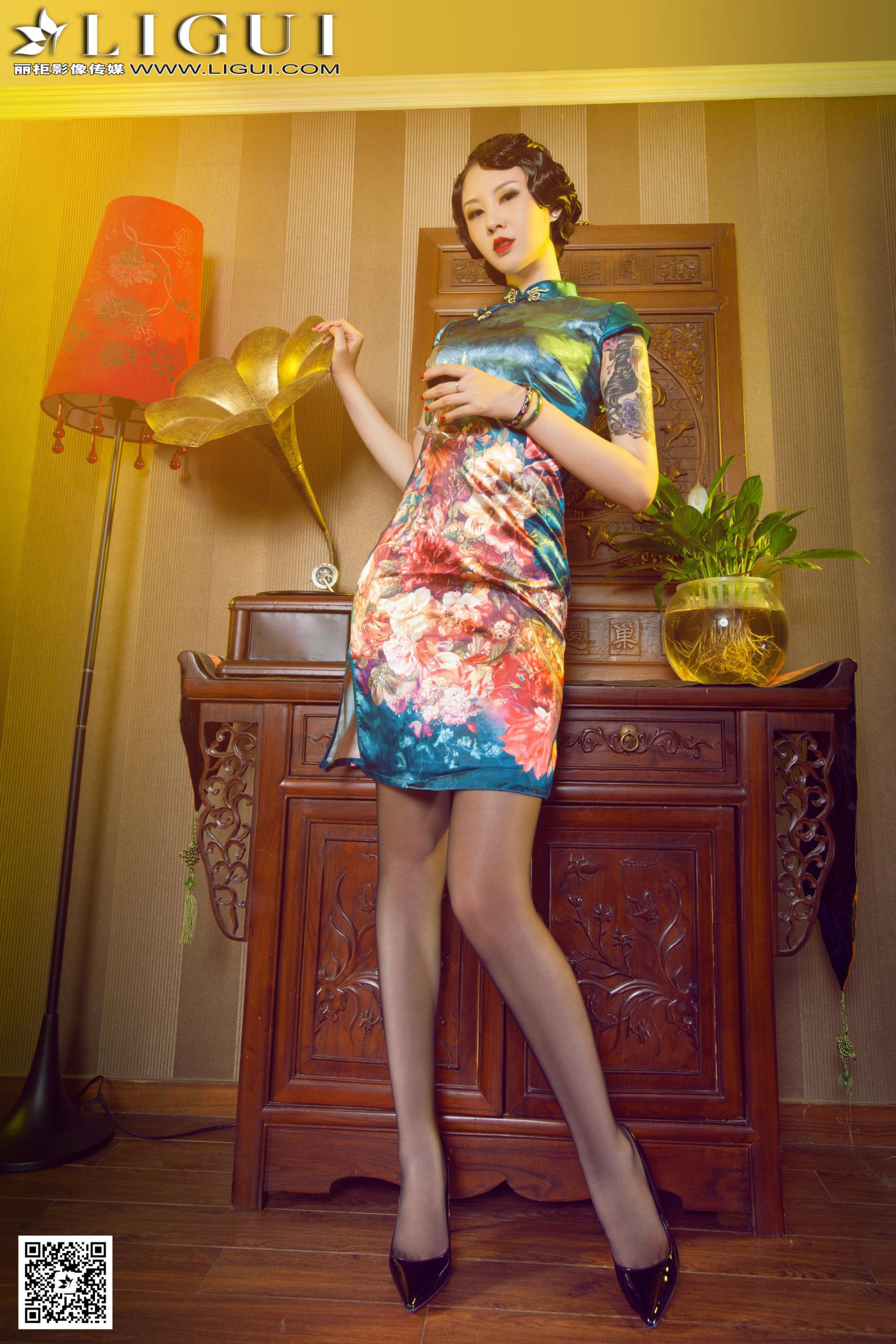 Model 菲菲《古典旗袍灰丝美足》上下全集 [丽柜LiGui] 美腿丝足写真图片_第4张
