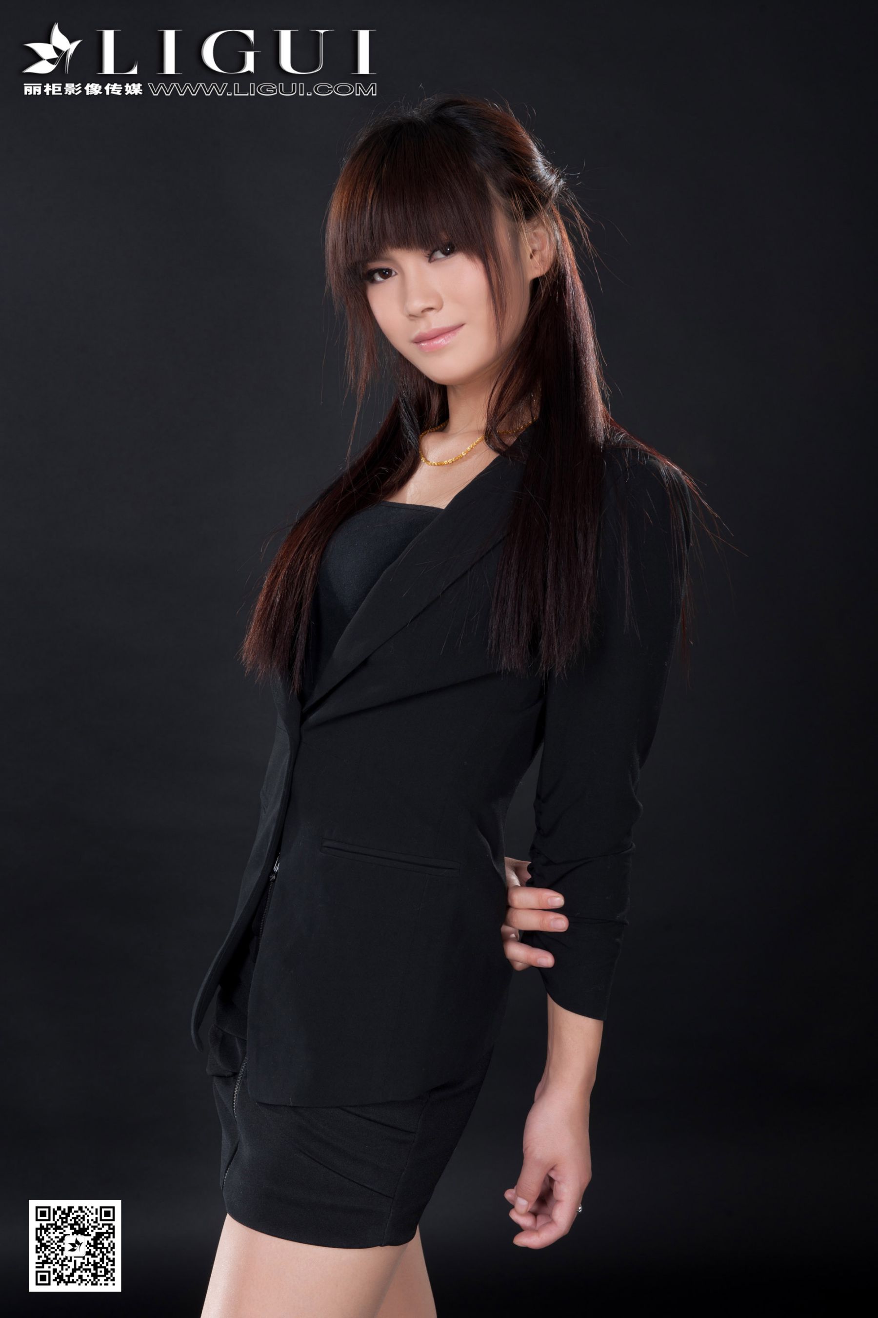 [丽柜贵足LiGui] Model 晴晴《职业装美女丝足高跟》美腿玉足写真图片-奶仔圈