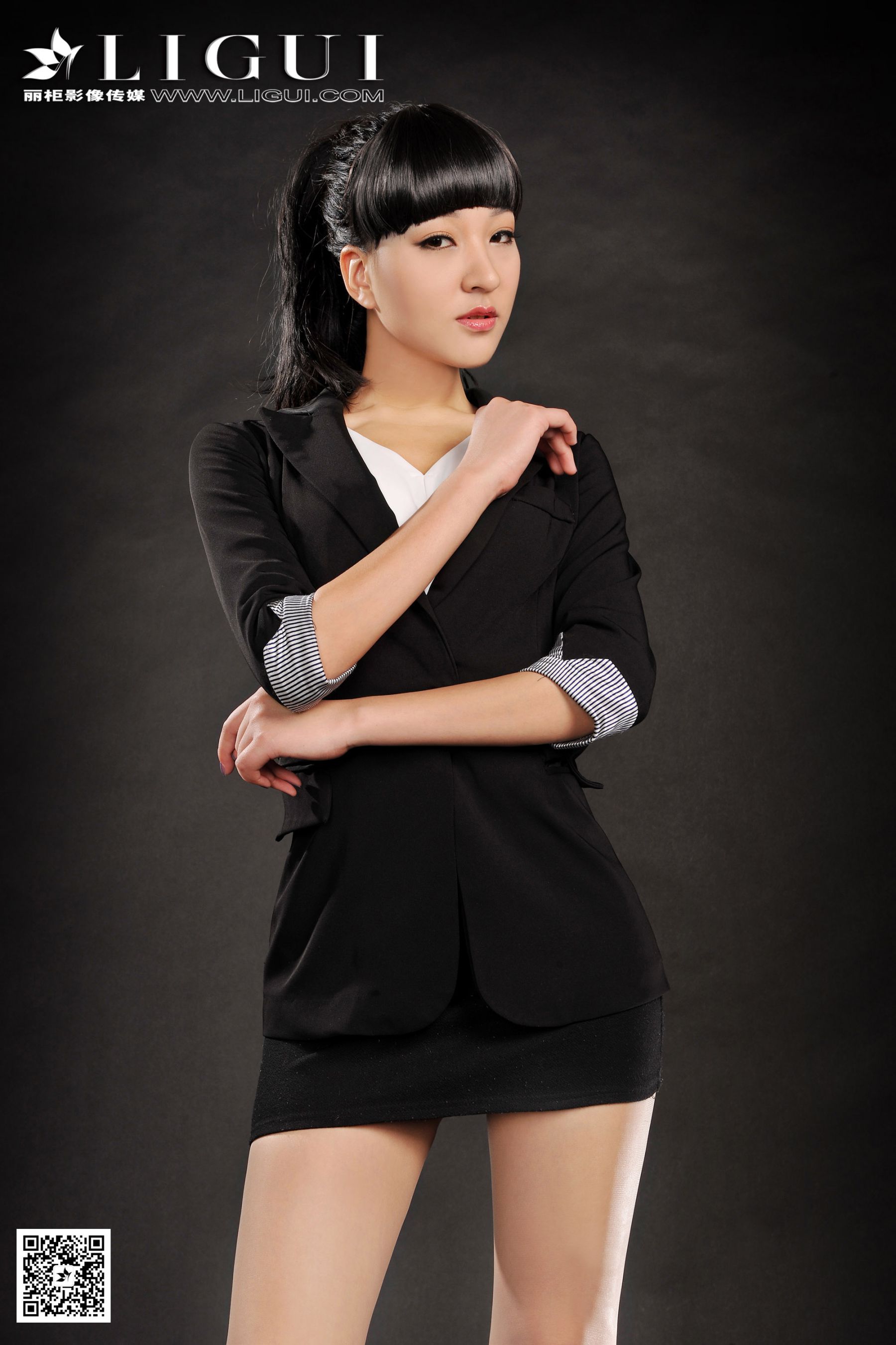 Model Amily《职业装肉丝袜高跟丝足》上下全集 [丽柜贵足] 美腿玉足写真图片-奶仔圈