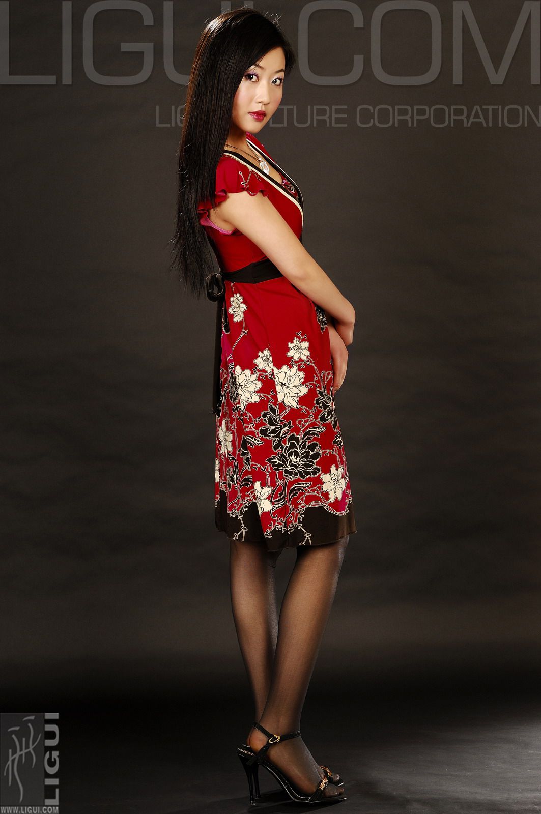 [丽柜LiGui] Model 小璐璐《飄動的丝襪》丝足写真图片-奶仔圈