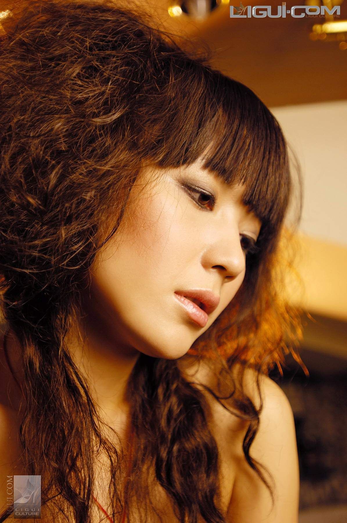 [丽柜LiGui] Model 咪惠美《黑丝酒吧女郎》丝足写真图片_第2张