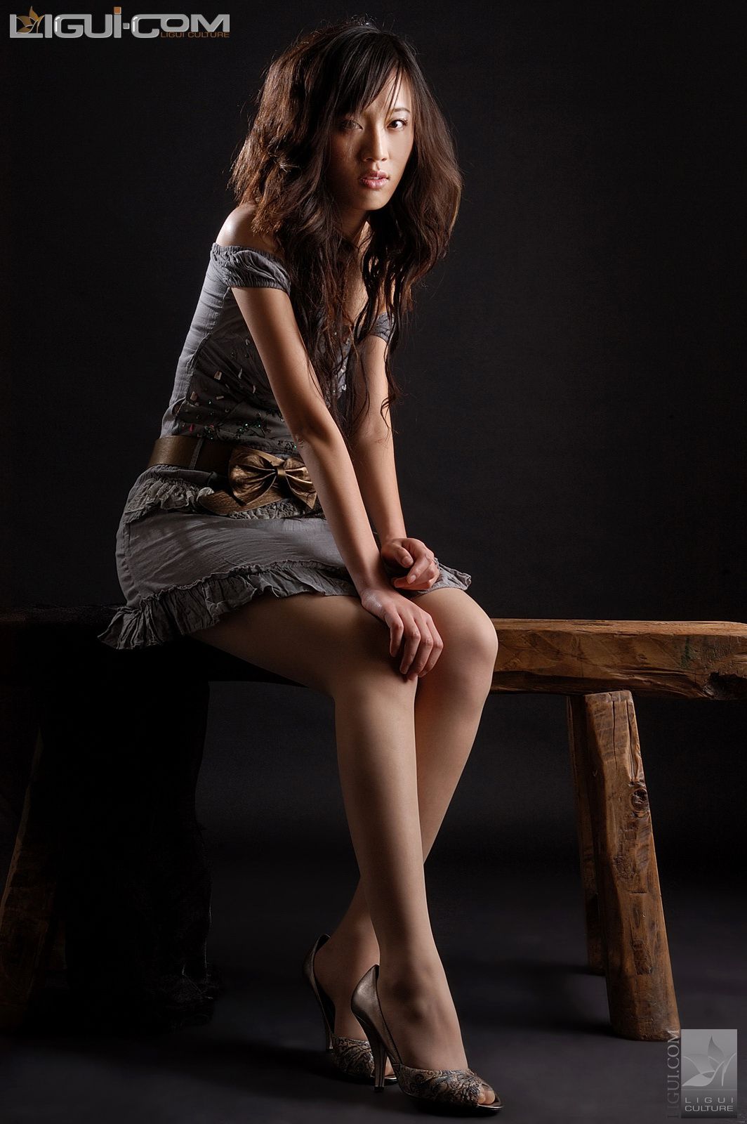 Model 王昕《伊人独坐美眸迷离》 [丽柜LiGui]  丝足写真图片_第2张