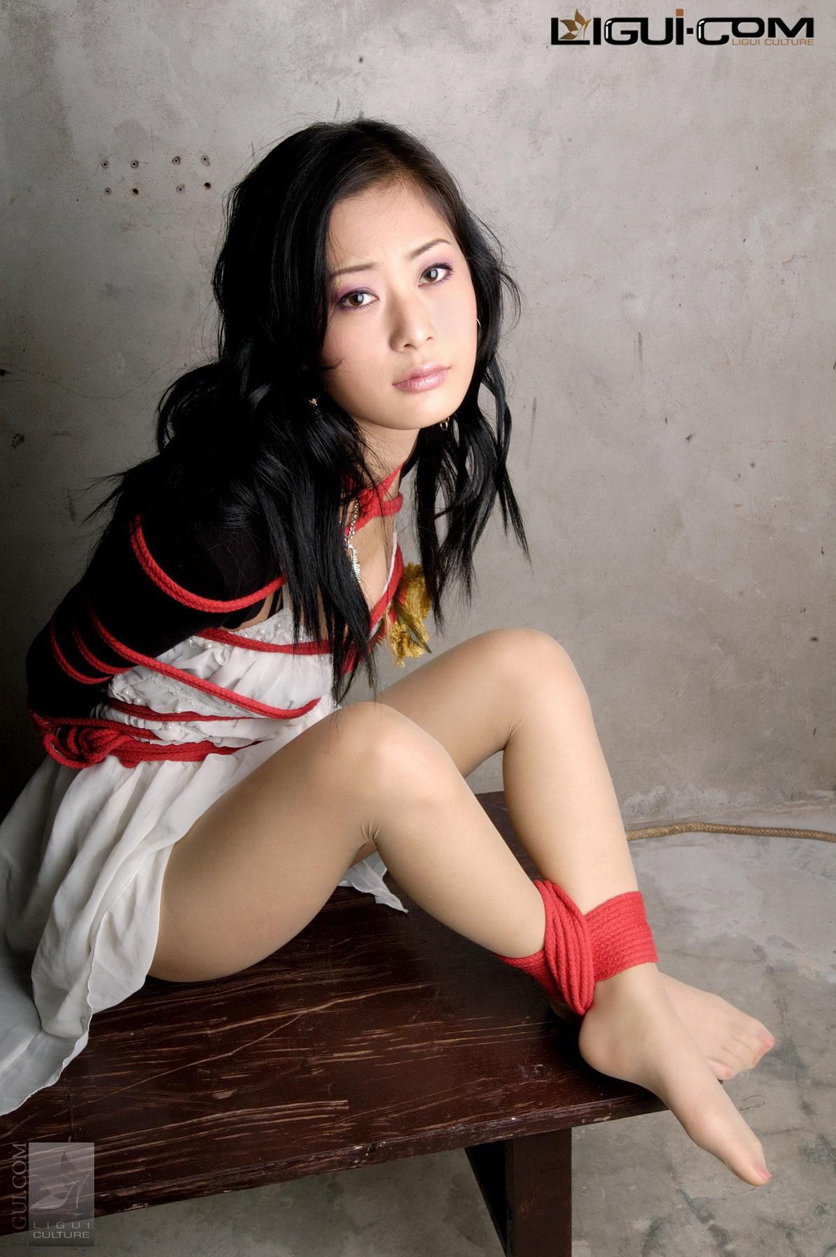 [丽柜美束LiGui] Model Saya《红绳捆绑》美腿玉足写真图片_第2张