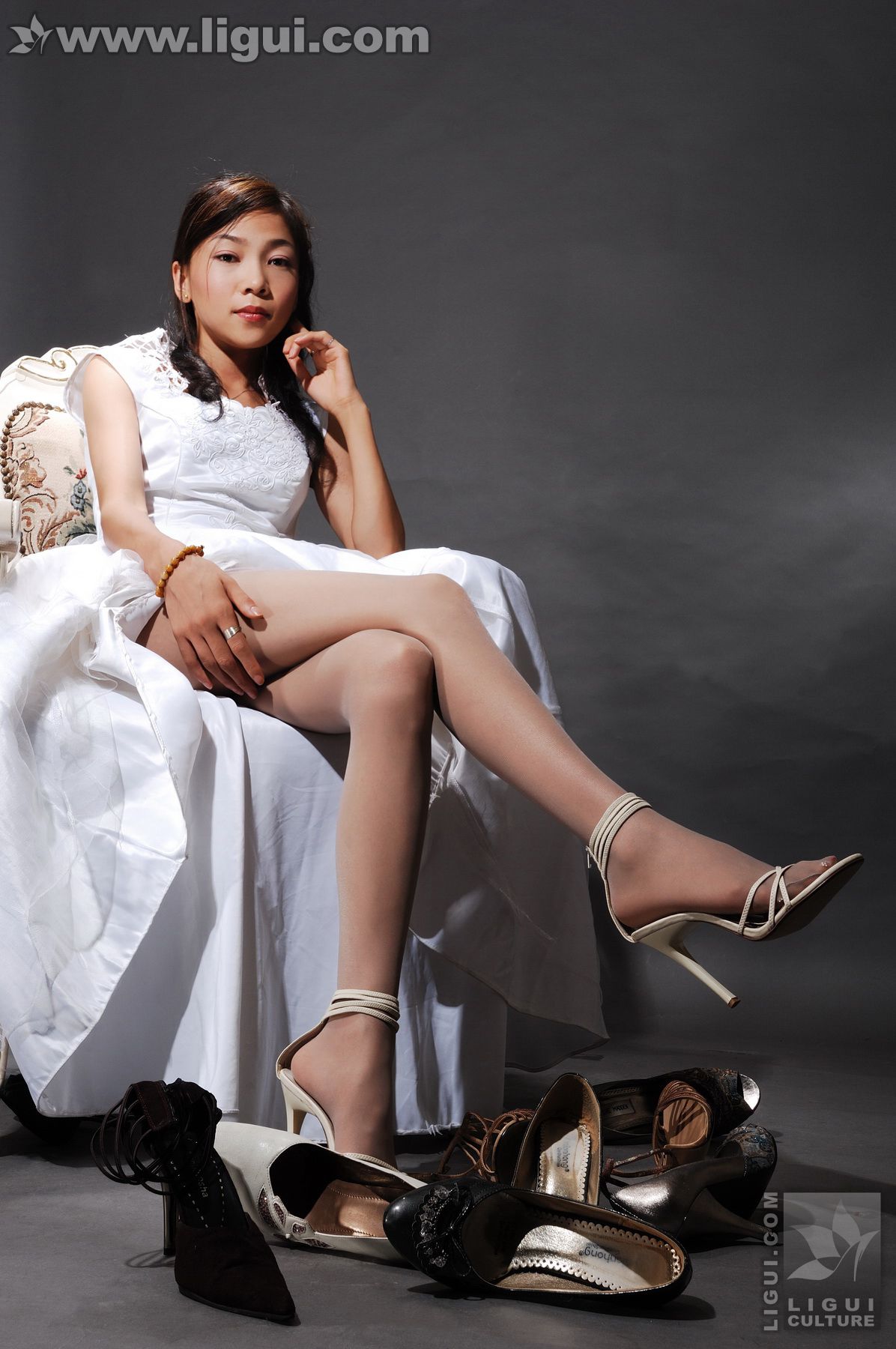 Model 梦露《昏暗高跟小筑艳遇美丝娇女》 [丽柜LiGui] 丝足写真图片_第3张