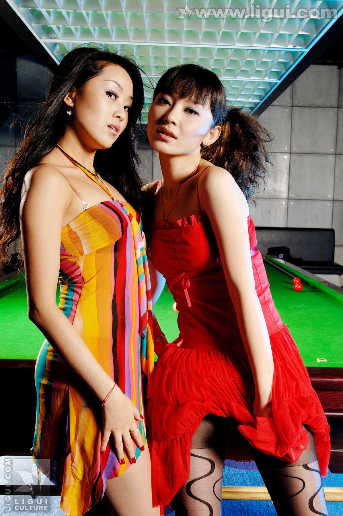 Model 咪惠美、琳达《丝袜美女玩台球》 [丽柜LiGui] 美腿玉足写真图片_第2张