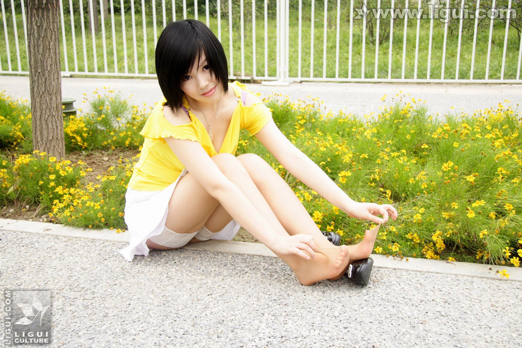 Model 幕子《草地上展现多姿美腿》 [丽柜LiGui] 丝足写真图片-奶仔圈