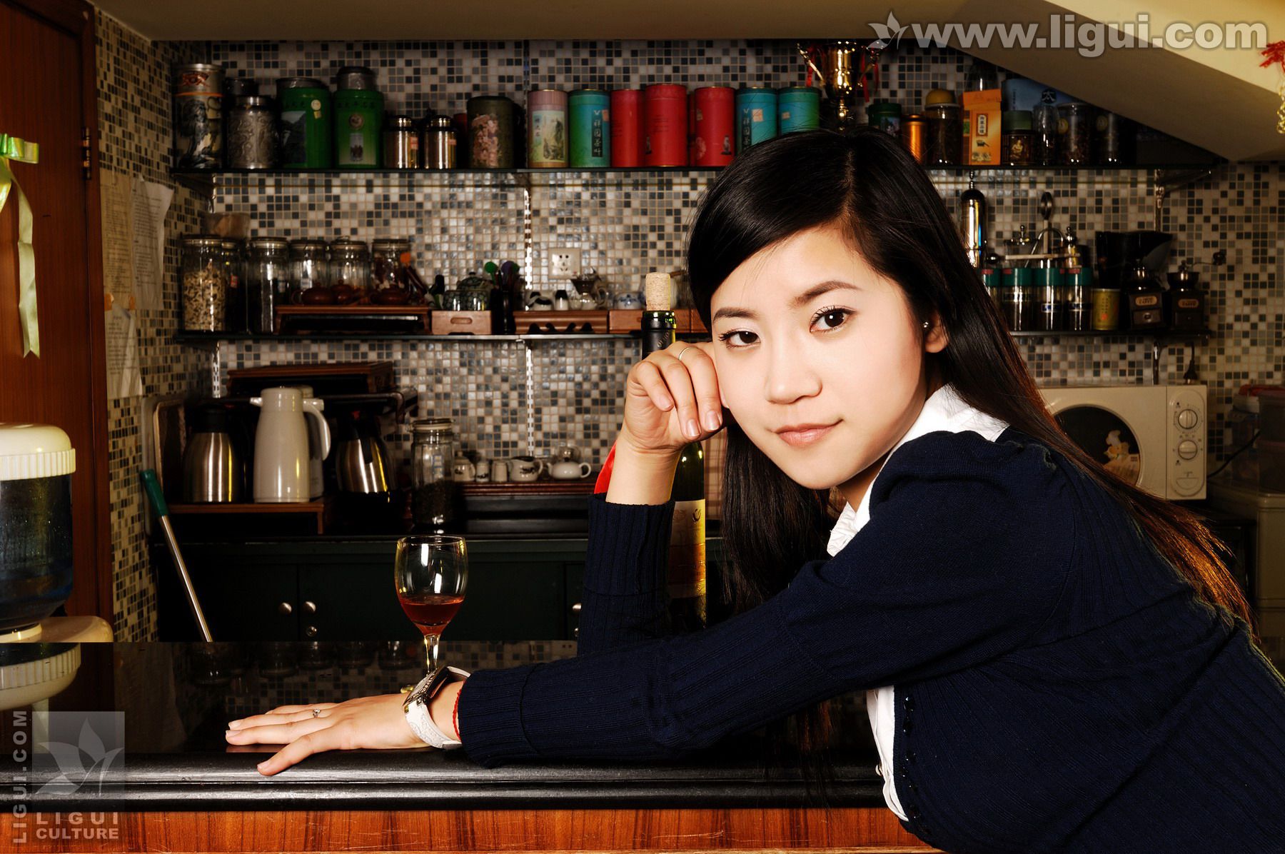 Model 卡鲁鲁《卖酒小姐吧台向客人献媚》 [丽柜LiGui] 美腿玉足写真图片-奶仔圈