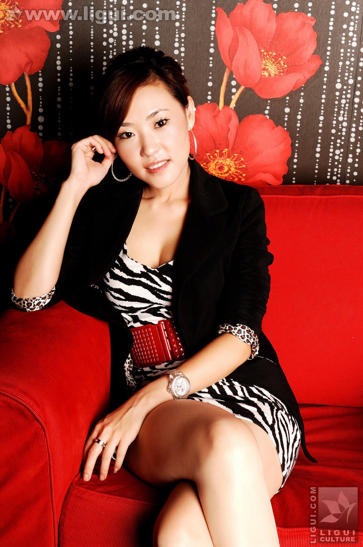 Model CoCo《沉醉其中》 [丽柜LiGui] 美腿玉足写真图片-奶仔圈