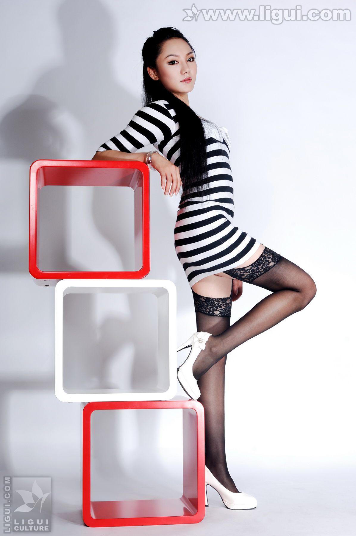 Model 杨紫《简单家居装饰中的丝袜魅力》 [丽柜LiGui] 美腿玉足写真图片-奶仔圈