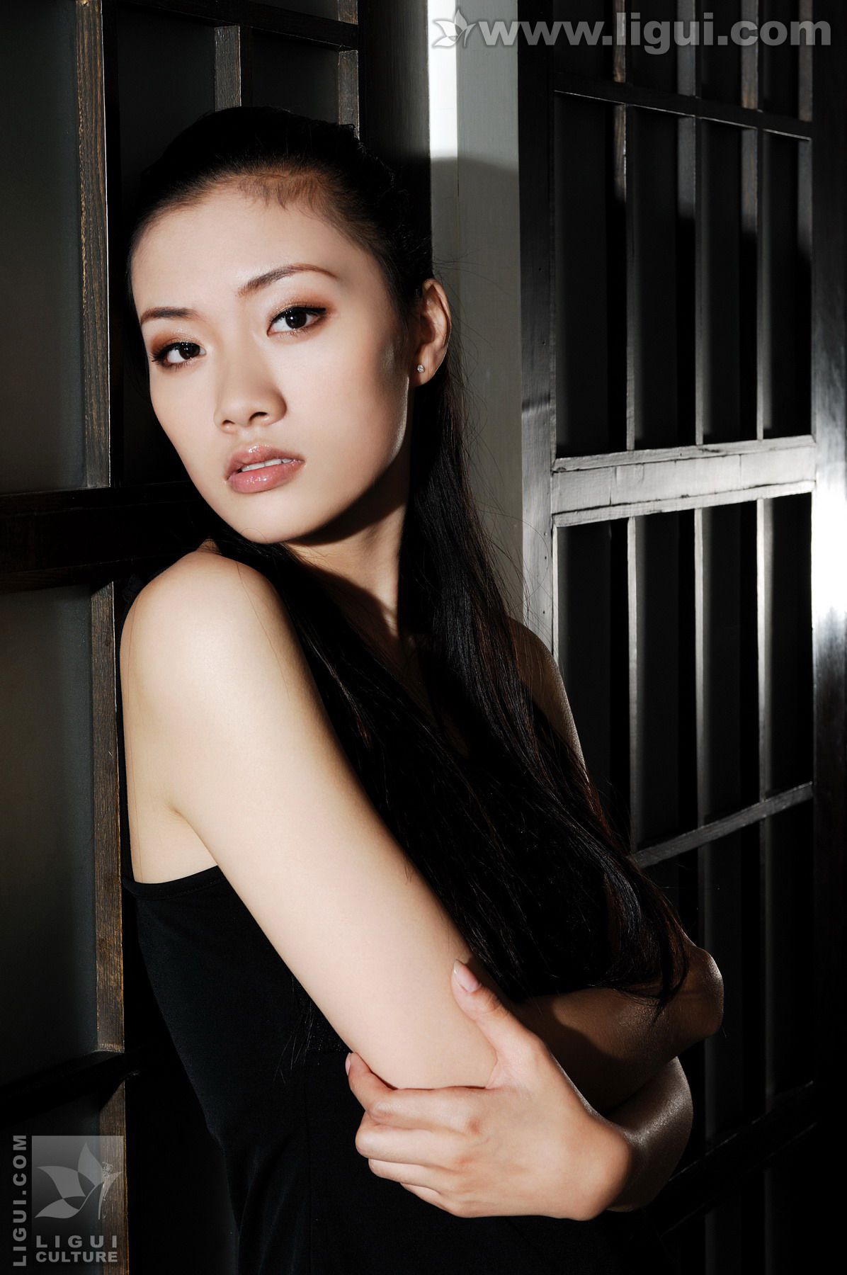 Model 廖梦茜《黑暗中的诱惑身躯》 [丽柜LiGui] 美腿玉足写真图片-奶仔圈