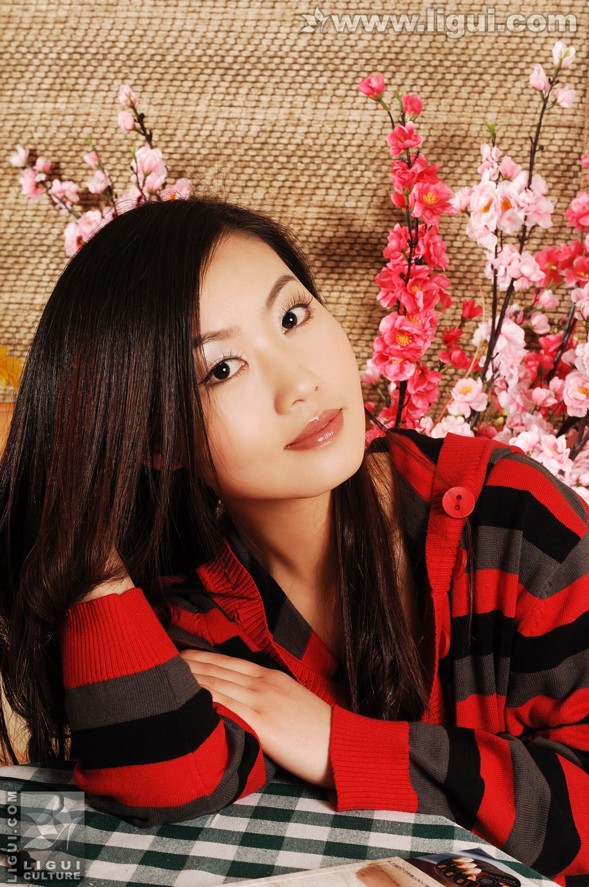 Model 小璐璐《居家风情美足踩踏》 [丽柜LiGui] 美腿玉足写真图片-奶仔圈