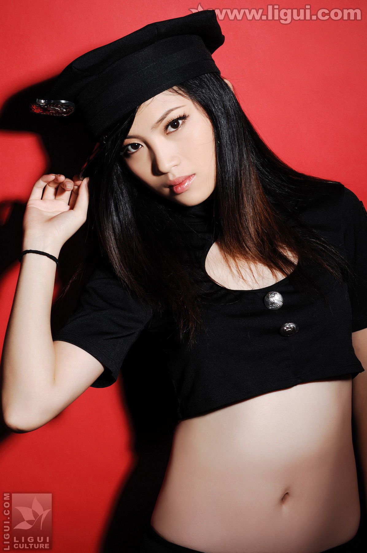 Model 左左《红色背景的性感女郎风情》 [丽柜美束LiGui] 美腿玉足写真图片-奶仔圈