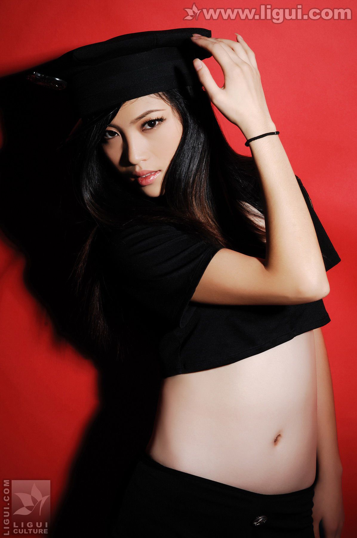 Model 左左《红色背景的性感女郎风情》 [丽柜美束LiGui] 美腿玉足写真图片_第2张