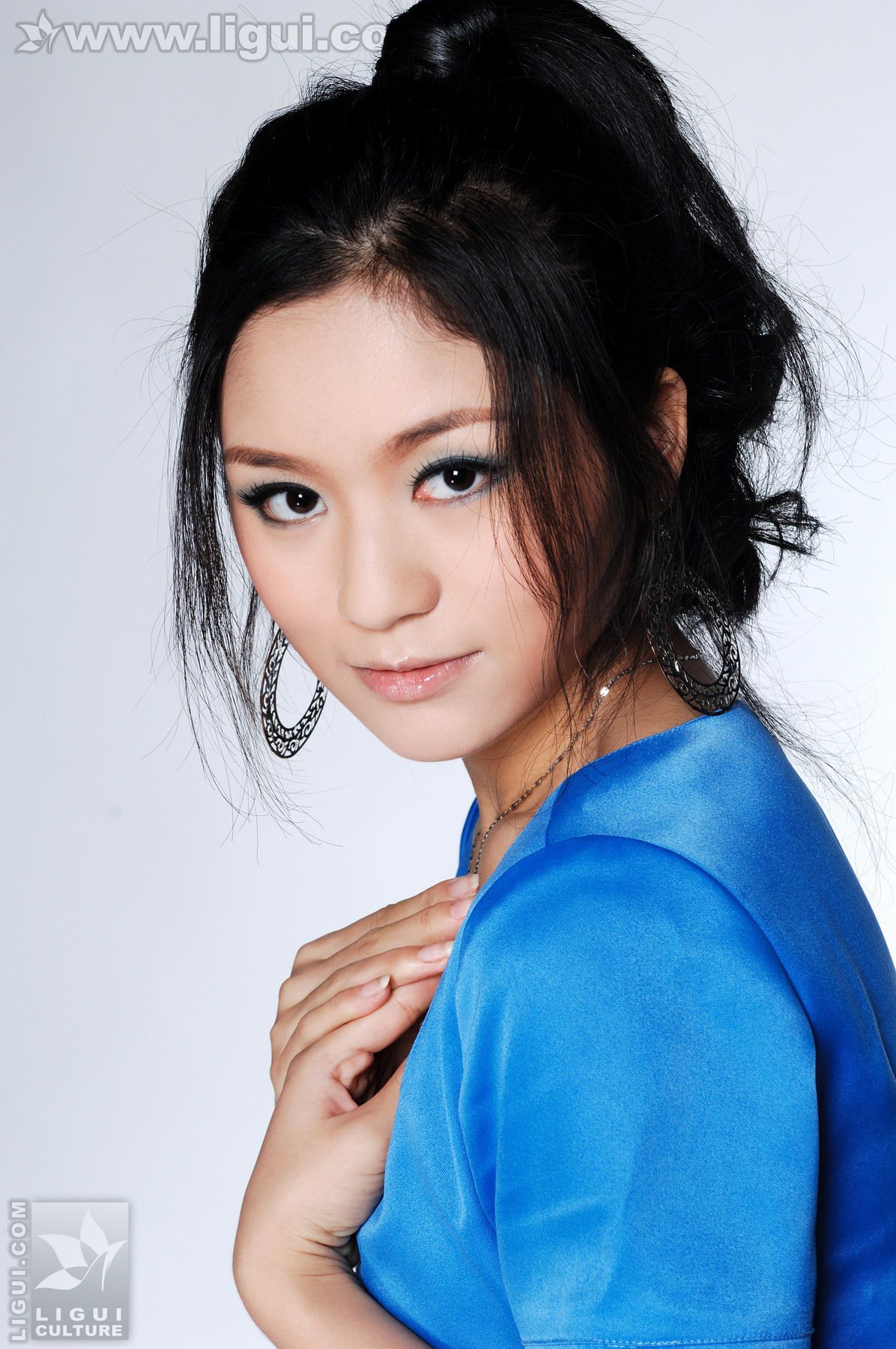 Model 英子《完美气质，蓝色诱惑》 [丽柜LiGui] 美腿玉足写真图片-奶仔圈