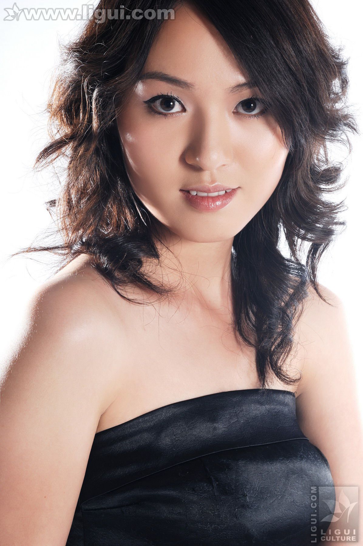 Model 欧阳茜《高贵气质，极品视觉》 [丽柜LiGui] 美腿玉足写真图片-奶仔圈