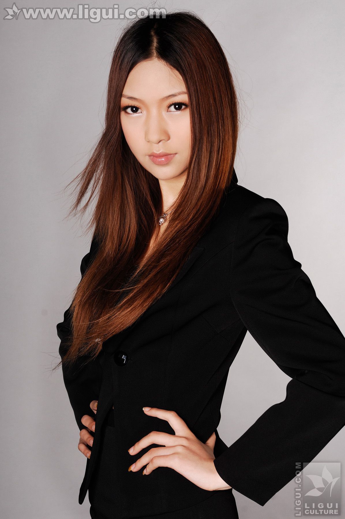 Model 文欣《职业美女诱惑下高贵姿态》 [丽柜LiGui] 美腿玉足写真图片-奶仔圈