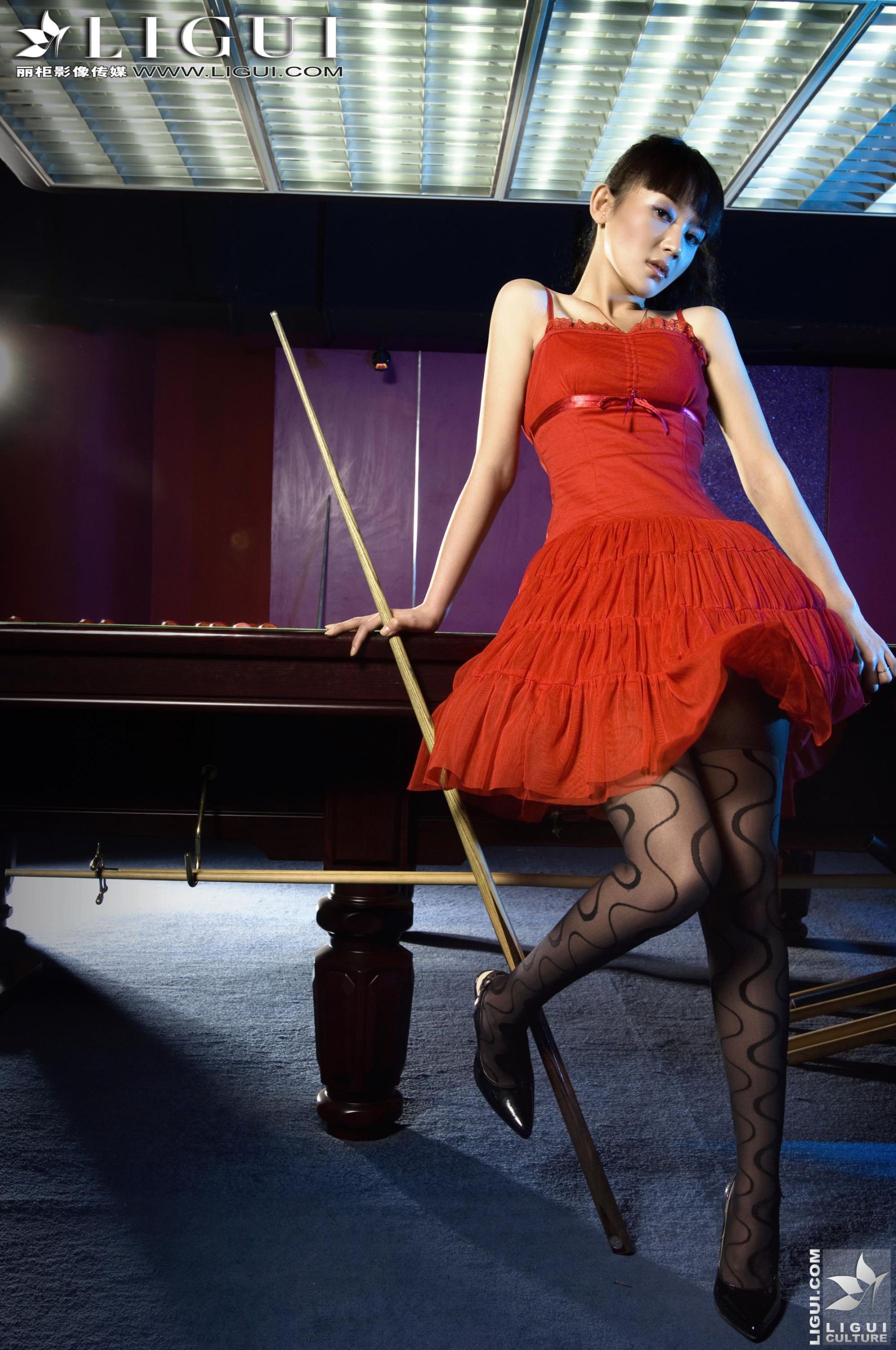 Model 咪惠美《台球室里的刹人机器》 [丽柜LiGui] 美腿玉足写真图片_第4张