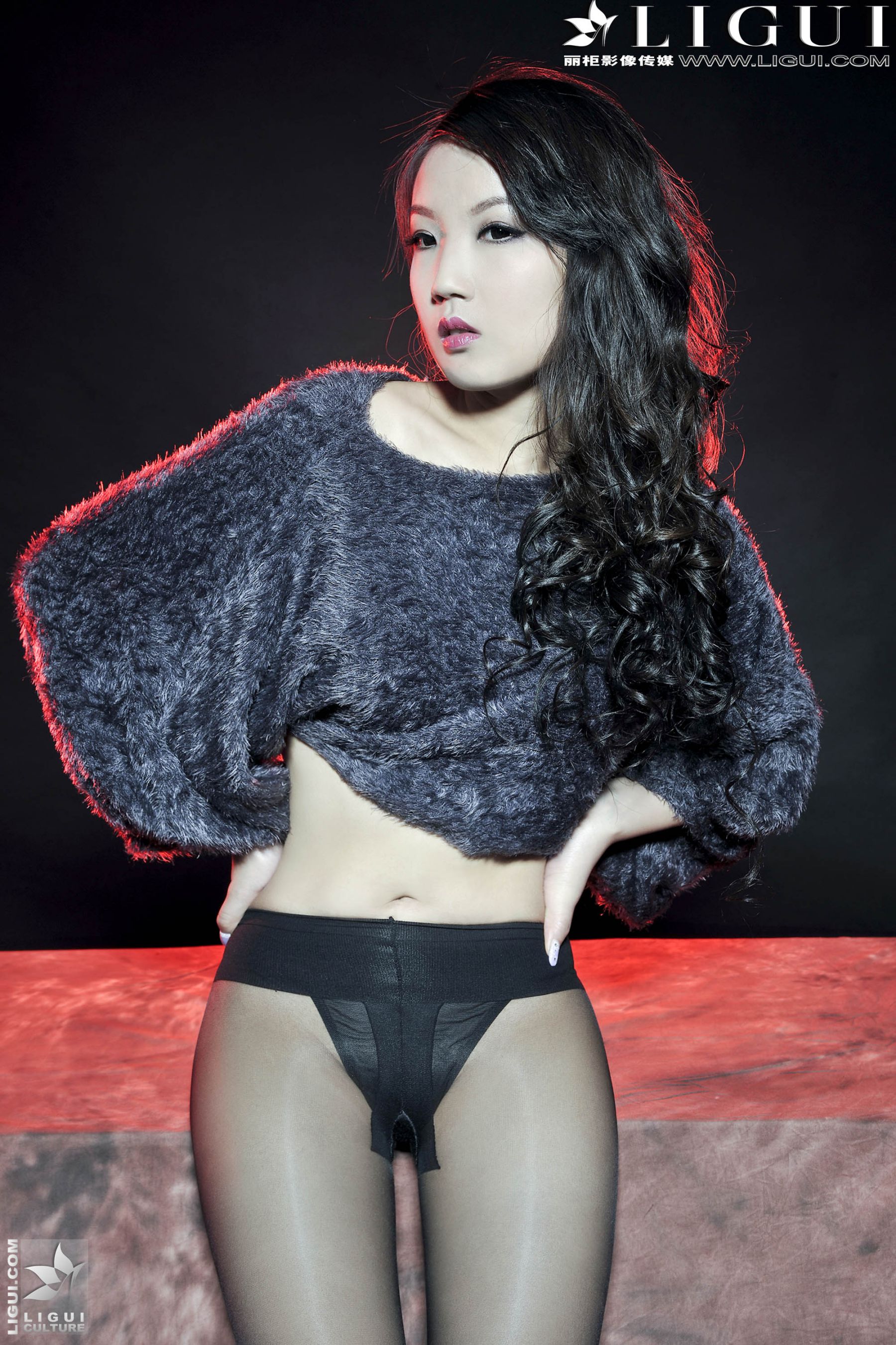 Model 司琪《皮草黑丝女郎》 [丽柜LiGui] 美腿玉足写真图片-奶仔圈