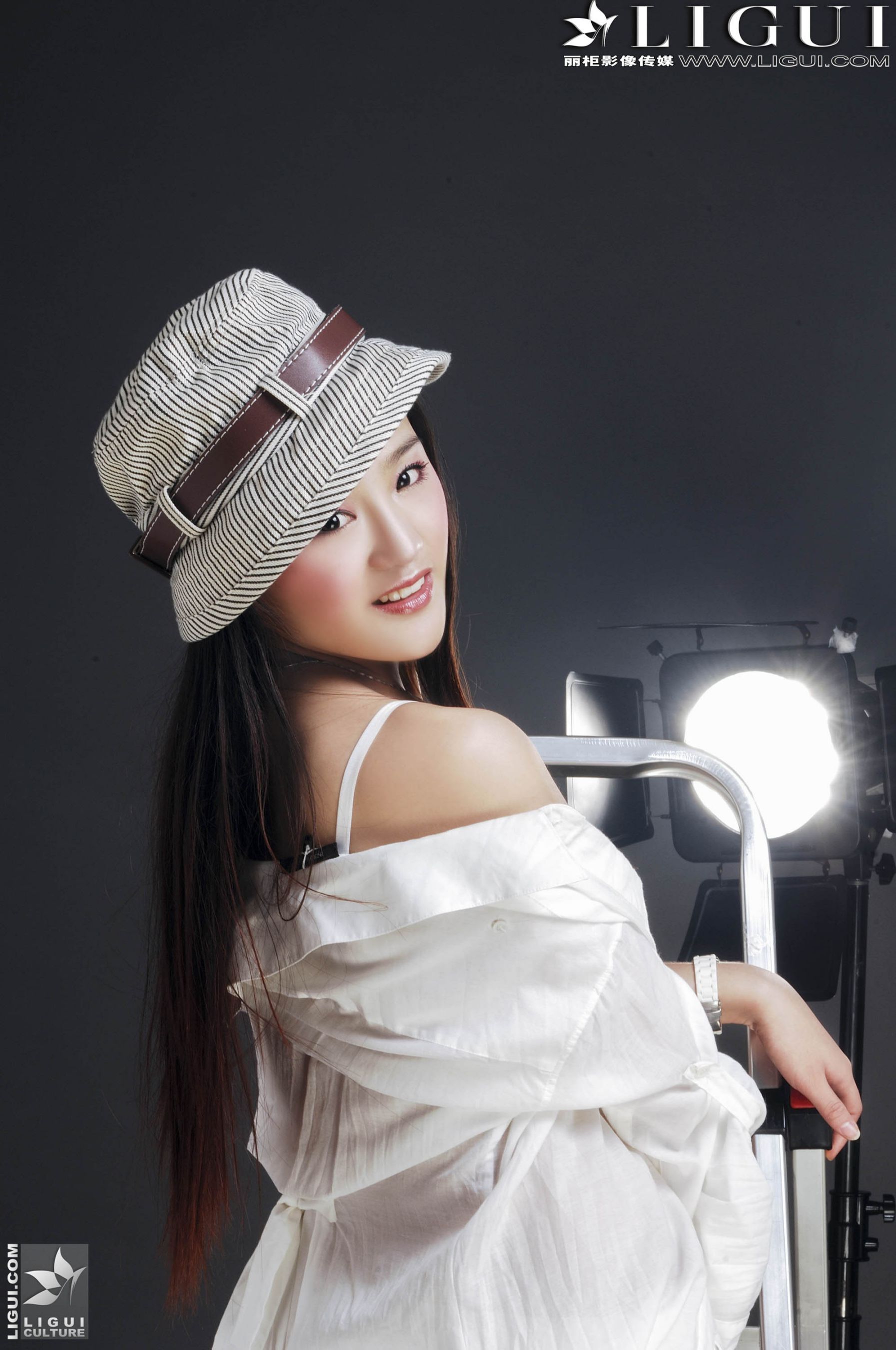 Model 张静研《白衬衫时尚白丝女郎》[丽柜贵足LiGui] 美腿丝足写真图片_第5张