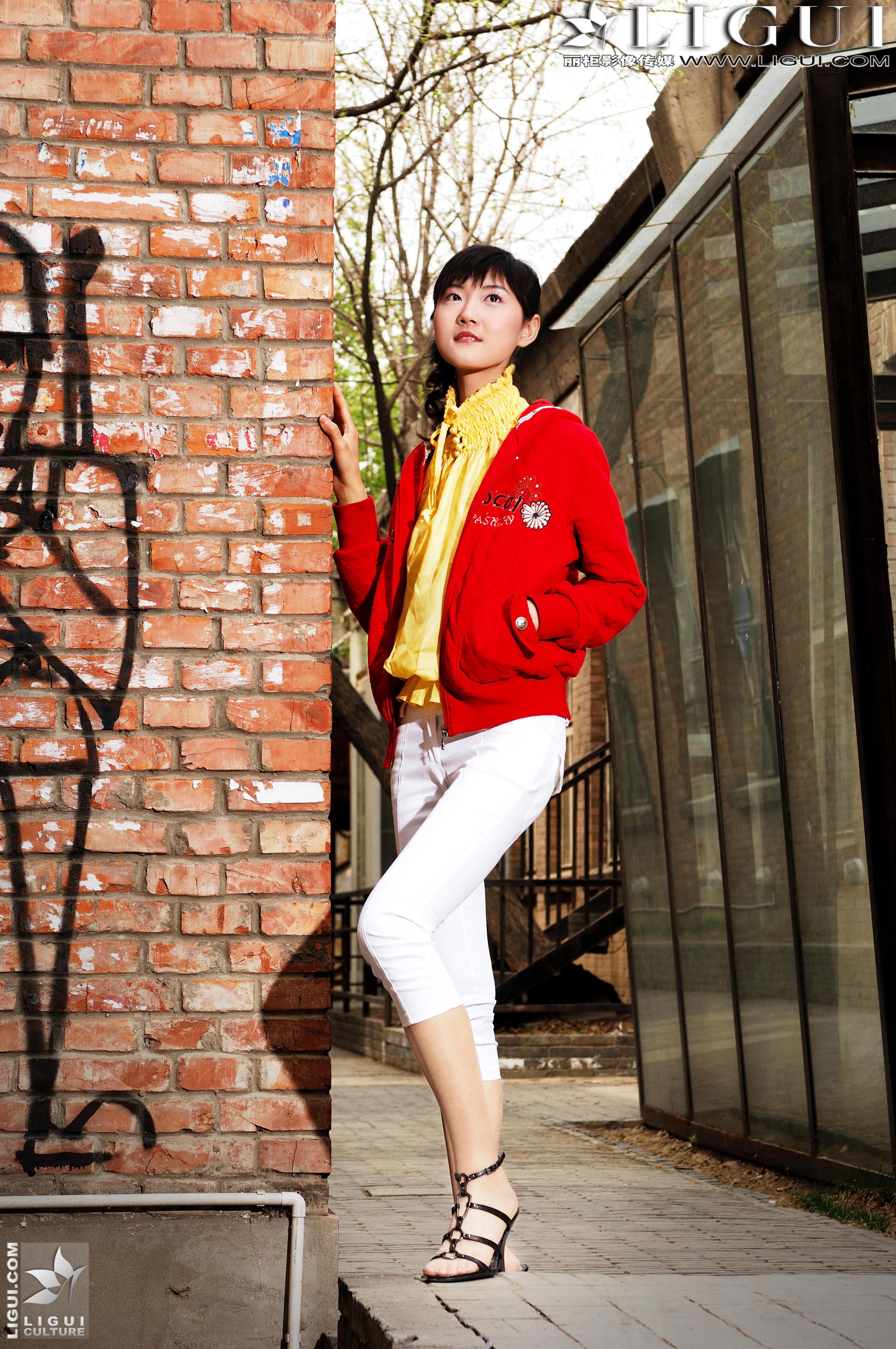 [丽柜贵足LiGui] Model 婷婷《街拍高跟系列》美腿丝足写真图片-奶仔圈