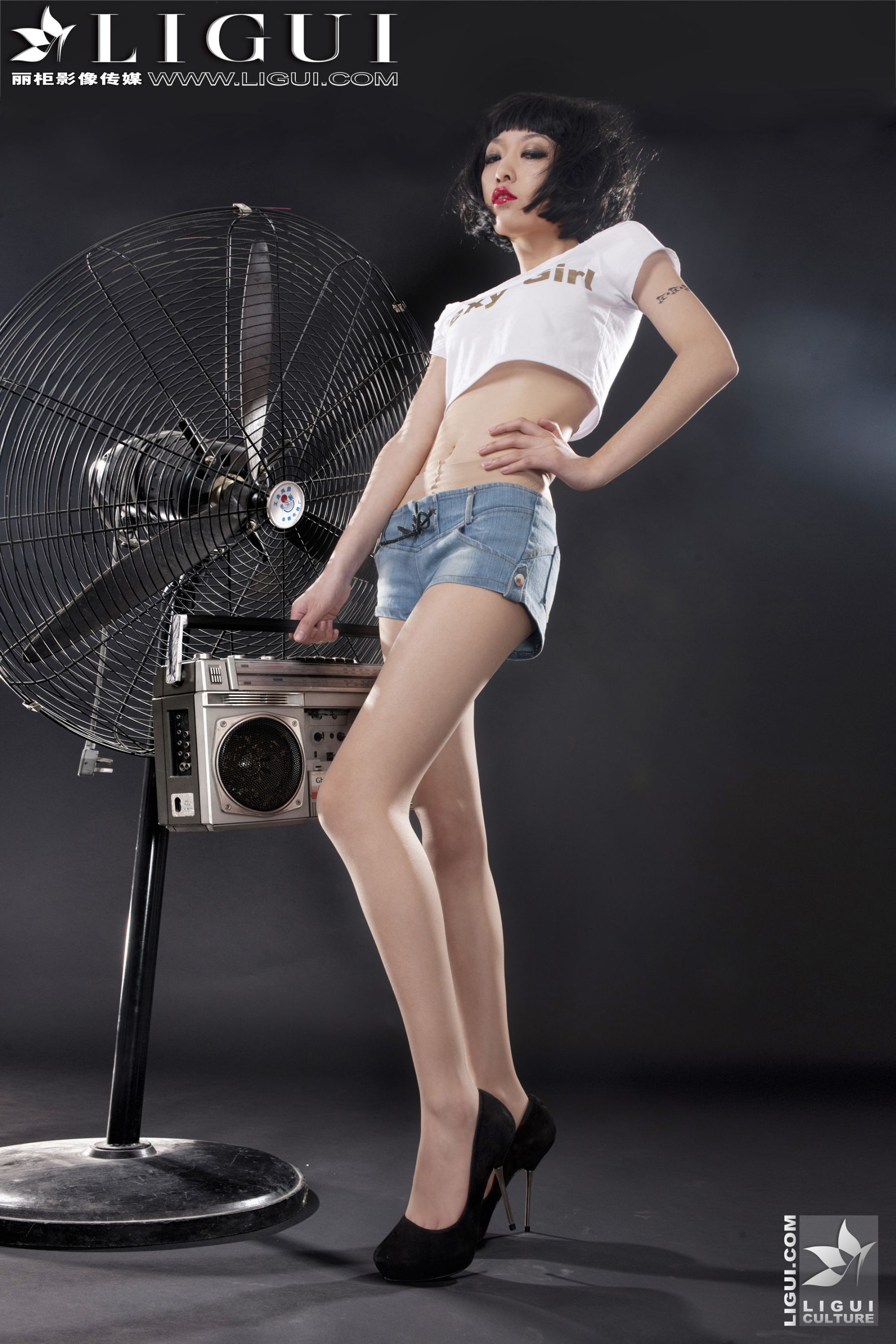 [丽柜贵足LiGui] Model 文欣《时尚牛仔热裤女郎》美腿丝足写真图片-奶仔圈