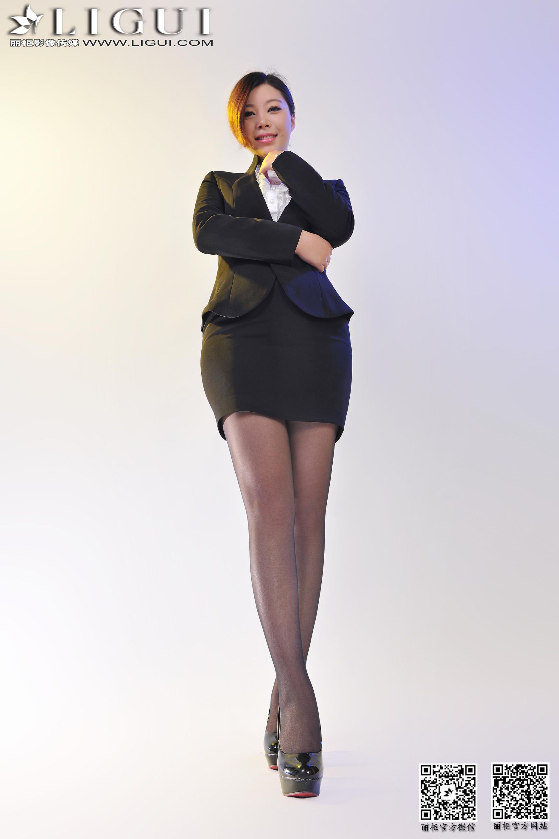 [丽柜贵足] Model 心儿《职场黑丝OL》美腿玉足写真图片_第2张