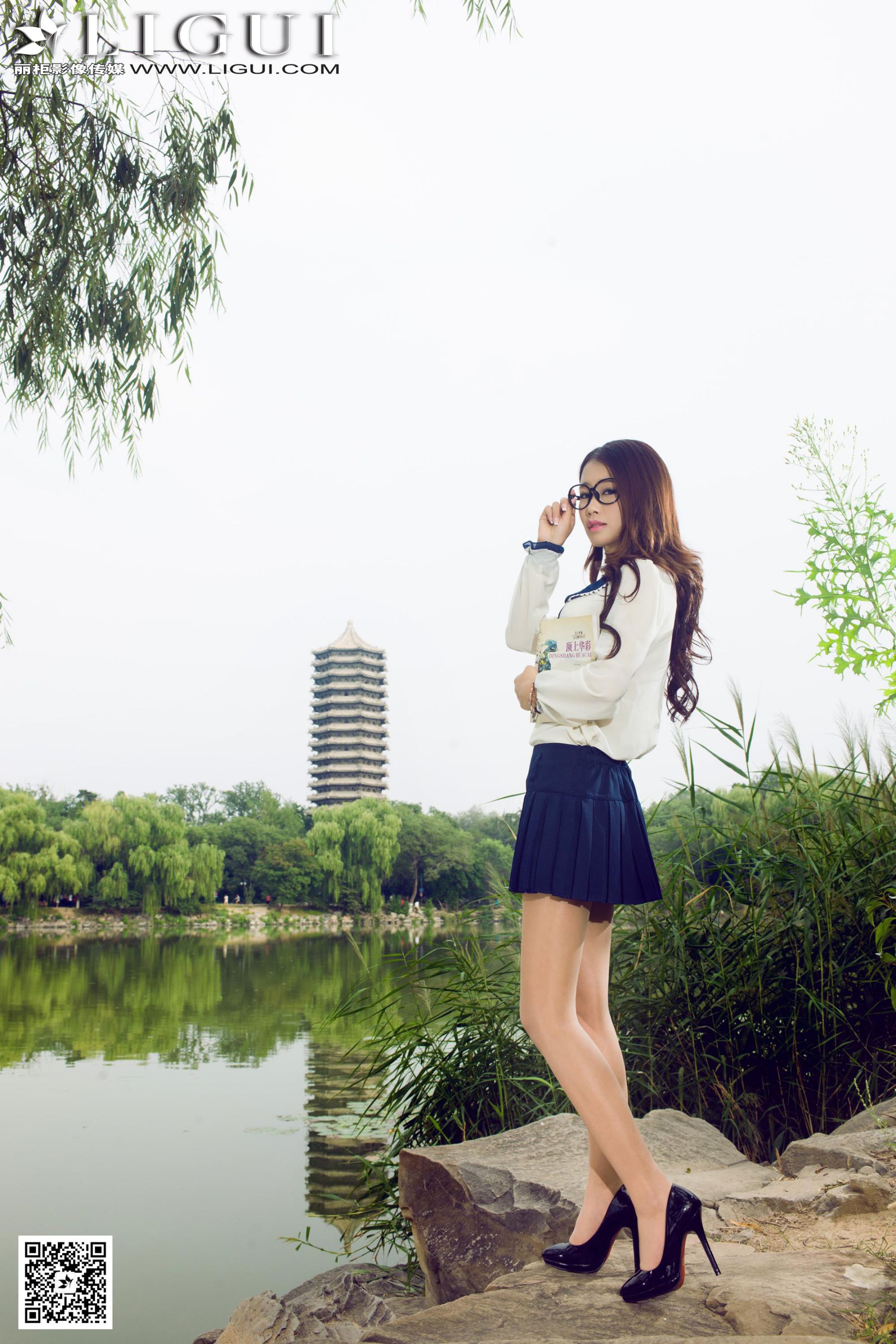 Model 语寒《校花女神公园美拍》上下全集 [丽柜LiGui] 美腿玉足写真图片_第4张