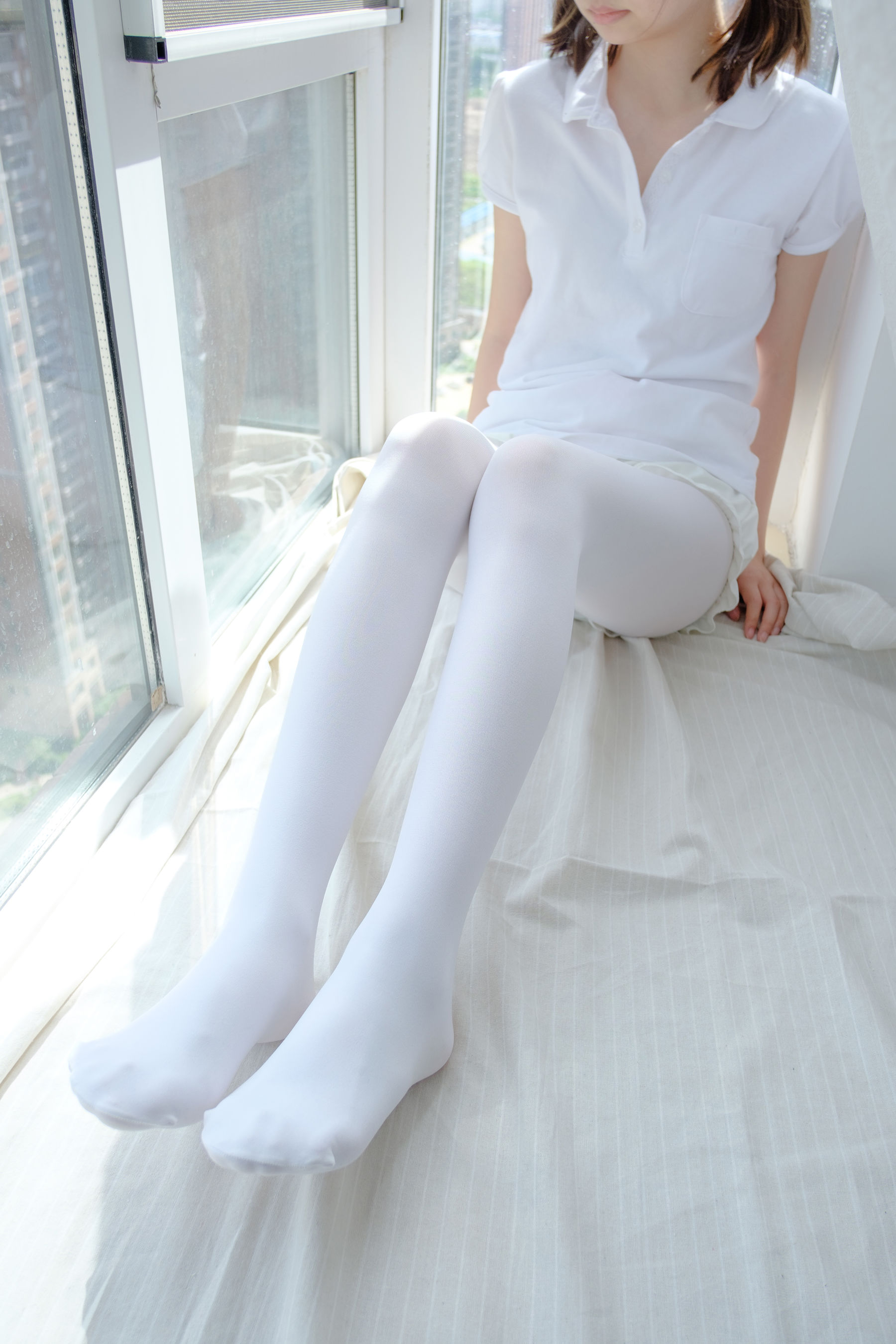 [森萝财团] R15-018 窗台上的白丝少女_第2张