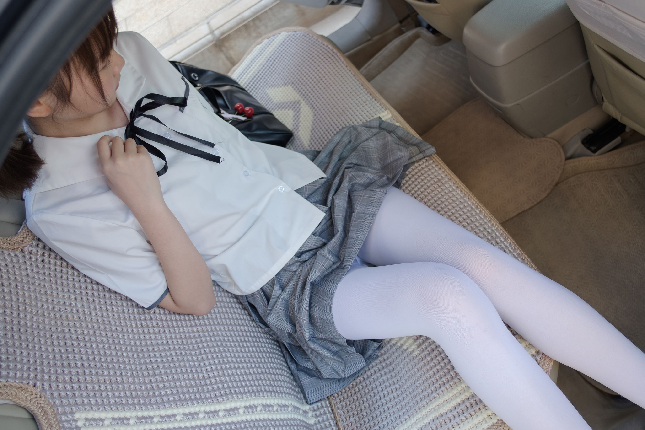 [森萝财团] R15-023 白丝足控腿控-奶仔圈