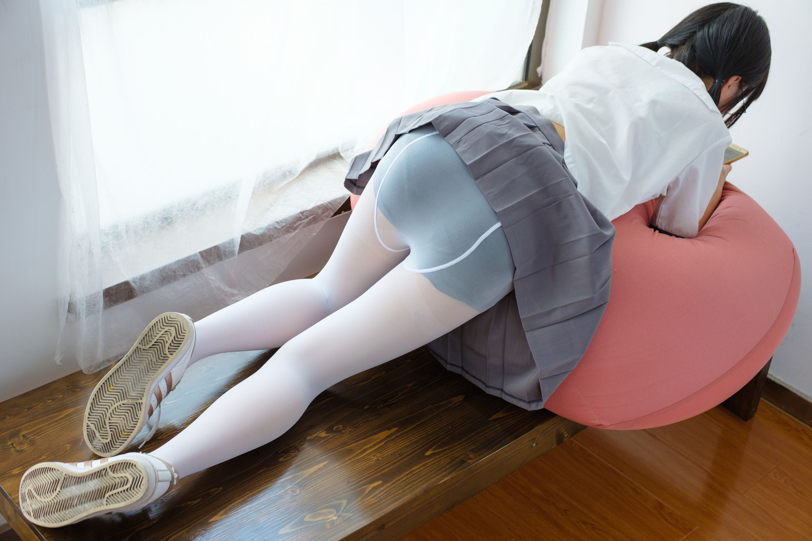[森萝财团] [BETA-026] 红色校服肉丝美足少女_第4张